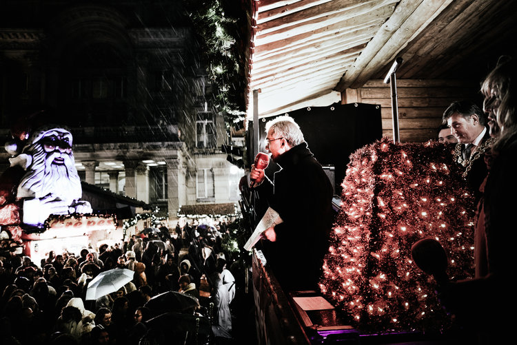 Peter Feldmann, Mayor of Frankfurt addresses the crowd before officially opening the Frankfurt Christmas Market with the Lord Mayor. Image by Ed Lawes.